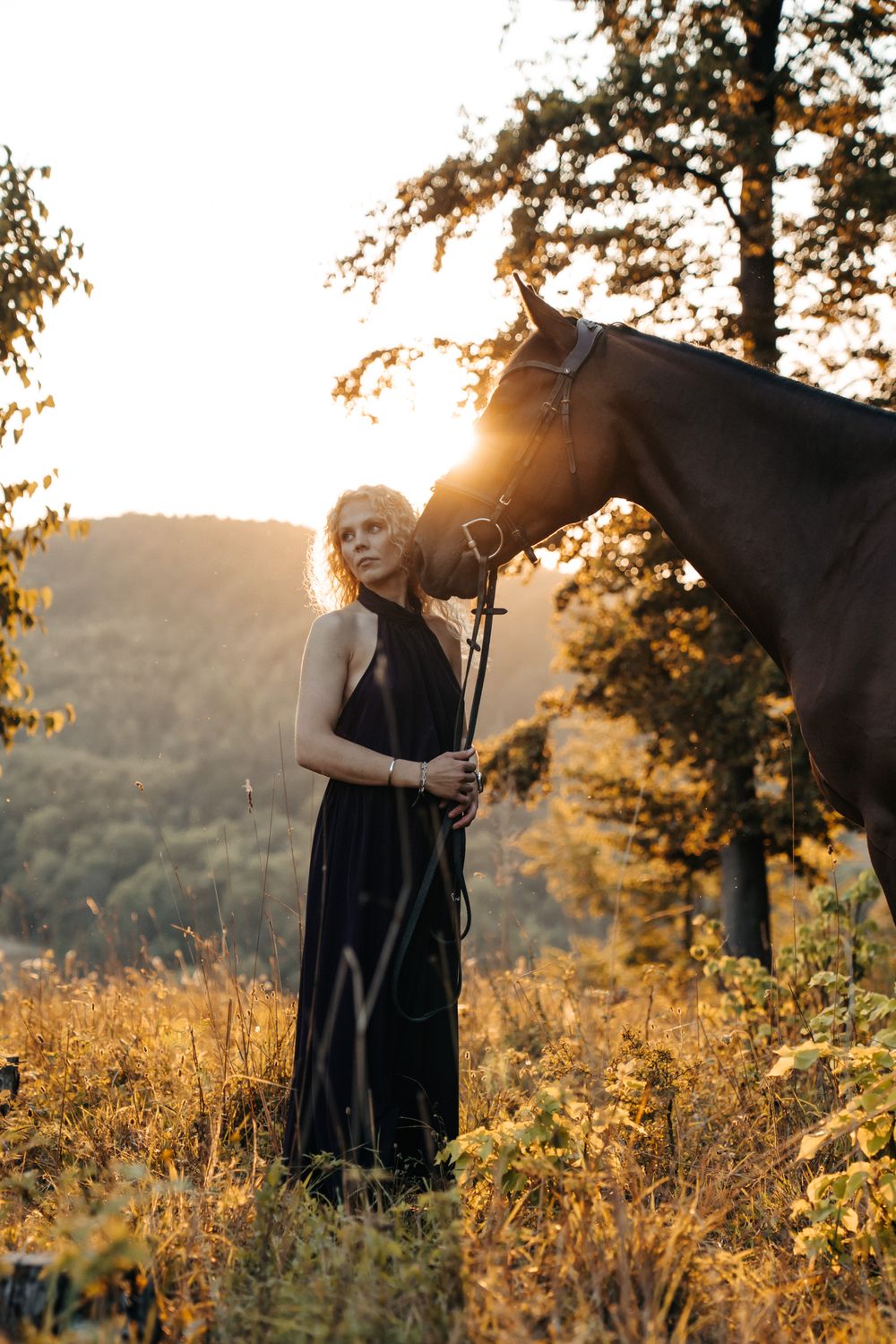 Frau mit Pferd im Abendlicht