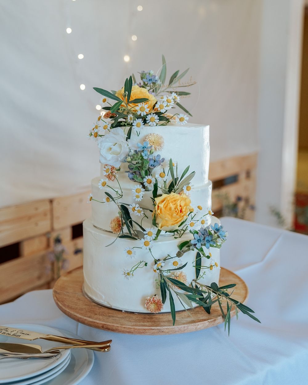 Hochzeitstorte mit Blumen