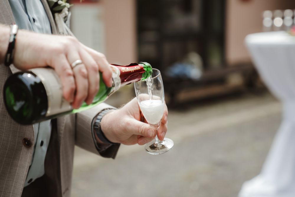 Sekt wird eingeschenkt
