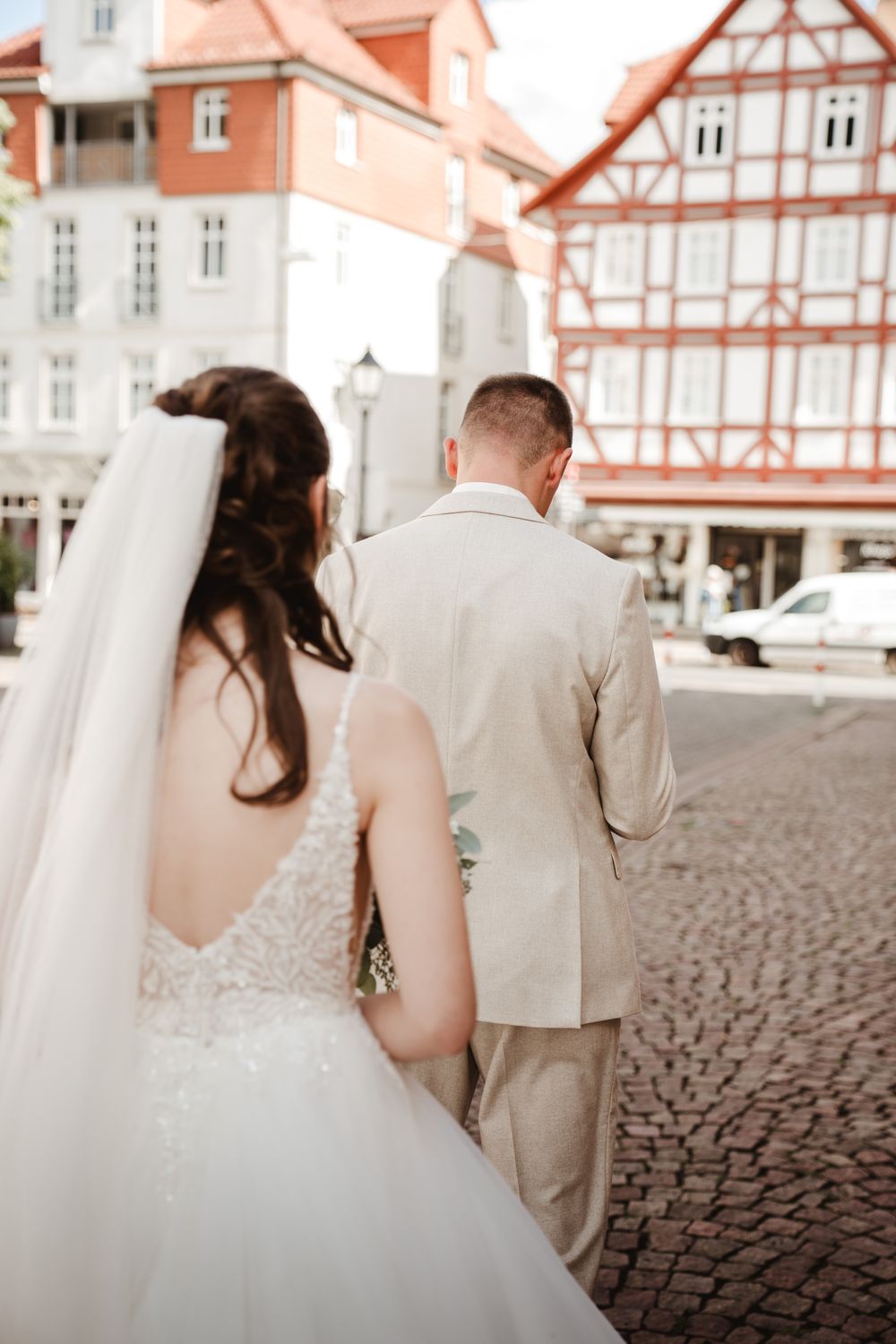 Brautpaar auf dem Weg durch die Altstadt