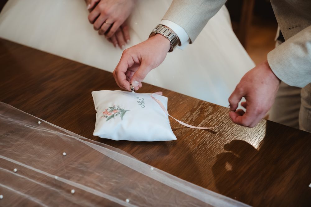 Ringkissen auf dem Tisch im Trausaal