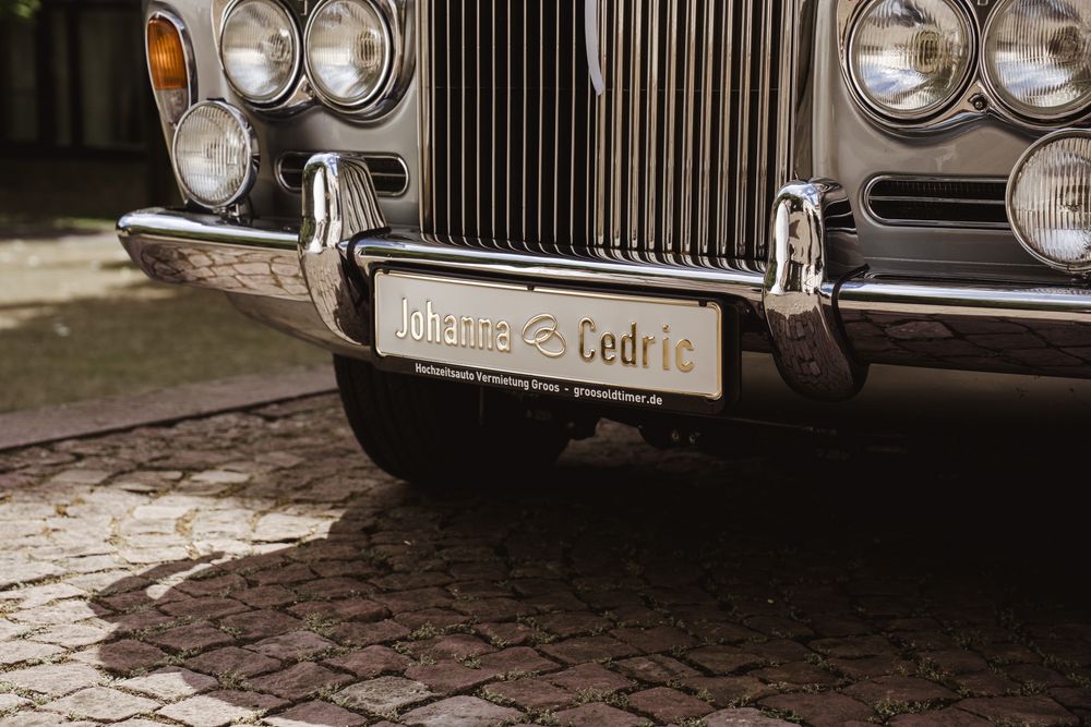 Kennzeichen am Rolls-Royce mit den Namen des Brautpaars