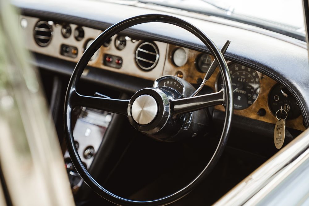 Lenkrad und Armaturen des Rolls-Royce