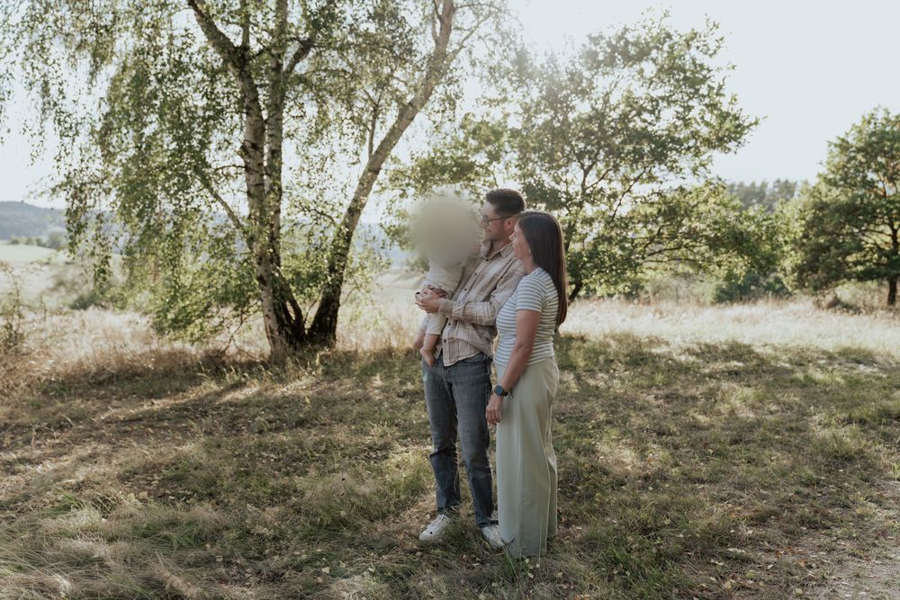 Familie unter einem Baum auf der Wiese